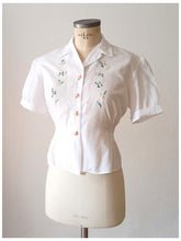Cargar imagen en el visor de la galería, 1940s - Adorable Embroidered Cotton Blouse - Sz 46
