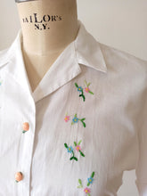 Cargar imagen en el visor de la galería, 1940s - Adorable Embroidered Cotton Blouse - Sz 46

