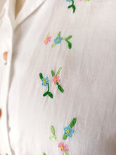 Cargar imagen en el visor de la galería, 1940s - Adorable Embroidered Cotton Blouse - Sz 46
