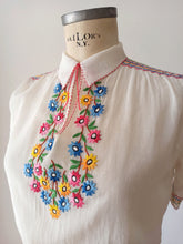 Cargar imagen en el visor de la galería, 1940s - Precious Hungarian Gauze Blouse - W30 (76cm)
