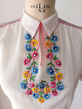 Cargar imagen en el visor de la galería, 1940s - Precious Hungarian Gauze Blouse - W30 (76cm)
