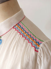 Cargar imagen en el visor de la galería, 1940s - Precious Hungarian Gauze Blouse - W30 (76cm)
