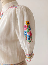 Cargar imagen en el visor de la galería, 1940s - Precious Hungarian Gauze Blouse - W30 (76cm)
