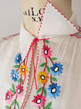 Cargar imagen en el visor de la galería, 1940s - Precious Hungarian Gauze Blouse - W30 (76cm)
