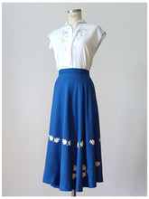 Laden Sie das Bild in den Galerie-Viewer, 1940s - FRANCE - Precious Cobalt Blue Embroidered Linen Skirt - W27.5 (70cm)
