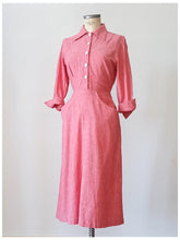 Laden Sie das Bild in den Galerie-Viewer, 1940s - Exquisite Old Rose Linen Dress - W28.5 (72cm)

