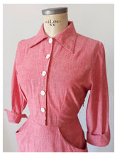 Laden Sie das Bild in den Galerie-Viewer, 1940s - Exquisite Old Rose Linen Dress - W28.5 (72cm)
