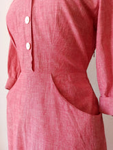 Laden Sie das Bild in den Galerie-Viewer, 1940s - Exquisite Old Rose Linen Dress - W28.5 (72cm)
