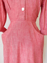 Laden Sie das Bild in den Galerie-Viewer, 1940s - Exquisite Old Rose Linen Dress - W28.5 (72cm)
