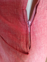 Laden Sie das Bild in den Galerie-Viewer, 1940s - Exquisite Old Rose Linen Dress - W28.5 (72cm)
