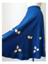 Laden Sie das Bild in den Galerie-Viewer, 1940s - FRANCE - Precious Cobalt Blue Embroidered Linen Skirt - W27.5 (70cm)
