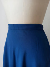 Laden Sie das Bild in den Galerie-Viewer, 1940s - FRANCE - Precious Cobalt Blue Embroidered Linen Skirt - W27.5 (70cm)
