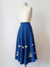 Laden Sie das Bild in den Galerie-Viewer, 1940s - FRANCE - Precious Cobalt Blue Embroidered Linen Skirt - W27.5 (70cm)
