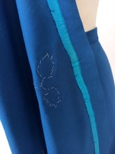 Laden Sie das Bild in den Galerie-Viewer, 1940s - FRANCE - Precious Cobalt Blue Embroidered Linen Skirt - W27.5 (70cm)
