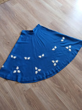 Laden Sie das Bild in den Galerie-Viewer, 1940s - FRANCE - Precious Cobalt Blue Embroidered Linen Skirt - W27.5 (70cm)
