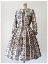 Load image into Gallery viewer, 1950s - PARIS - Elegant Novelty Print Cotton Dress - W26 (66cm)
