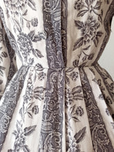 Load image into Gallery viewer, 1950s - PARIS - Elegant Novelty Print Cotton Dress - W26 (66cm)
