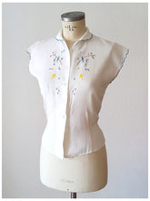 Load image into Gallery viewer, 1950s - Adorable Embroidered Birds Rayon Blouse - W30 (76cm)
