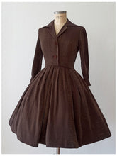 Laden Sie das Bild in den Galerie-Viewer, 1950s - ALMOR, Italy - Stunning Gold Lurex Dress - W27 (68cm)
