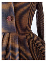 Laden Sie das Bild in den Galerie-Viewer, 1950s - ALMOR, Italy - Stunning Gold Lurex Dress - W27 (68cm)
