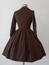 Laden Sie das Bild in den Galerie-Viewer, 1950s - ALMOR, Italy - Stunning Gold Lurex Dress - W27 (68cm)
