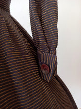 Laden Sie das Bild in den Galerie-Viewer, 1950s - ALMOR, Italy - Stunning Gold Lurex Dress - W27 (68cm)
