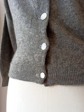 Charger l'image dans la galerie, 1950s - BONWIT - PRINGLE, Scotland - Gorgeous Cashmere Cardigan - Sz 40
