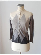 Laden Sie das Bild in den Galerie-Viewer, 1950s 1960s - BALLANTYNE, Scotland -  Grey Intarsia Cashmere Cardigan - Sz 40
