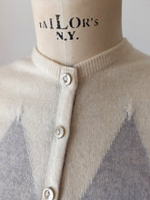 Laden Sie das Bild in den Galerie-Viewer, 1950s 1960s - BALLANTYNE, Scotland -  Grey Intarsia Cashmere Cardigan - Sz 40
