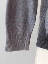 Laden Sie das Bild in den Galerie-Viewer, 1950s 1960s - BALLANTYNE, Scotland -  Grey Intarsia Cashmere Cardigan - Sz 40
