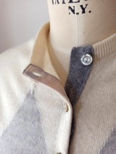 Laden Sie das Bild in den Galerie-Viewer, 1950s 1960s - BALLANTYNE, Scotland -  Grey Intarsia Cashmere Cardigan - Sz 40
