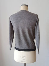 Laden Sie das Bild in den Galerie-Viewer, 1950s 1960s - BALLANTYNE, Scotland -  Grey Intarsia Cashmere Cardigan - Sz 40
