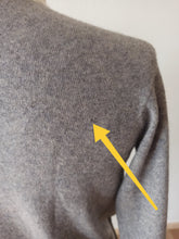 Laden Sie das Bild in den Galerie-Viewer, 1950s 1960s - BALLANTYNE, Scotland -  Grey Intarsia Cashmere Cardigan - Sz 40
