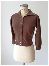 Laden Sie das Bild in den Galerie-Viewer, 1950s - DALTON, USA - Mushroom Brown Cashmere Cardigan
