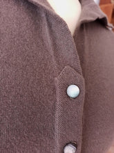 Laden Sie das Bild in den Galerie-Viewer, 1950s - DALTON, USA - Mushroom Brown Cashmere Cardigan
