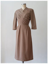 Laden Sie das Bild in den Galerie-Viewer, 1940s - JERSEY MADREN, Paris - Elegant Jersey Wool Dress - W27.5 (70cm)
