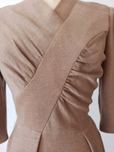 Laden Sie das Bild in den Galerie-Viewer, 1940s - JERSEY MADREN, Paris - Elegant Jersey Wool Dress - W27.5 (70cm)
