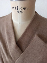 Laden Sie das Bild in den Galerie-Viewer, 1940s - JERSEY MADREN, Paris - Elegant Jersey Wool Dress - W27.5 (70cm)
