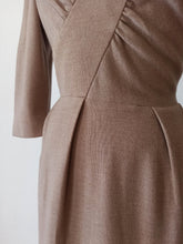 Laden Sie das Bild in den Galerie-Viewer, 1940s - JERSEY MADREN, Paris - Elegant Jersey Wool Dress - W27.5 (70cm)
