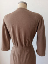 Laden Sie das Bild in den Galerie-Viewer, 1940s - JERSEY MADREN, Paris - Elegant Jersey Wool Dress - W27.5 (70cm)
