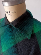Carica l'immagine nel visualizzatore di Gallery, 1940s - Stunning Green &amp; Black Plaid Flannel Dress - W29 (74cm)
