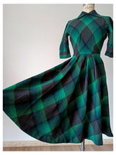 Carica l'immagine nel visualizzatore di Gallery, 1940s - Stunning Green &amp; Black Plaid Flannel Dress - W29 (74cm)
