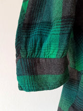 Carica l'immagine nel visualizzatore di Gallery, 1940s - Stunning Green &amp; Black Plaid Flannel Dress - W29 (74cm)
