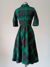 Carica l'immagine nel visualizzatore di Gallery, 1940s - Stunning Green &amp; Black Plaid Flannel Dress - W29 (74cm)
