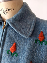 Laden Sie das Bild in den Galerie-Viewer, 1940s - JENAX, USA - Collectable Embroidered Wool Ski Jacket - Sz Medium
