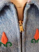 Laden Sie das Bild in den Galerie-Viewer, 1940s - JENAX, USA - Collectable Embroidered Wool Ski Jacket - Sz Medium
