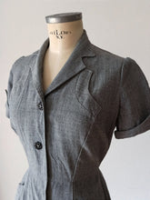 Carica l'immagine nel visualizzatore di Gallery, 1940s - ELAN, France - Exquisite Grey Wool Dress - W29 (74cm)
