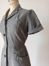 Carica l'immagine nel visualizzatore di Gallery, 1940s - ELAN, France - Exquisite Grey Wool Dress - W29 (74cm)
