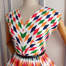 Laden Sie das Bild in den Galerie-Viewer, 1950s - Pierre Jaques, Monte-Carlo - Stunning Harlequinn Dress - W27 (68cm)
