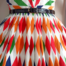 Laden Sie das Bild in den Galerie-Viewer, 1950s - Pierre Jaques, Monte-Carlo - Stunning Harlequinn Dress - W27 (68cm)
